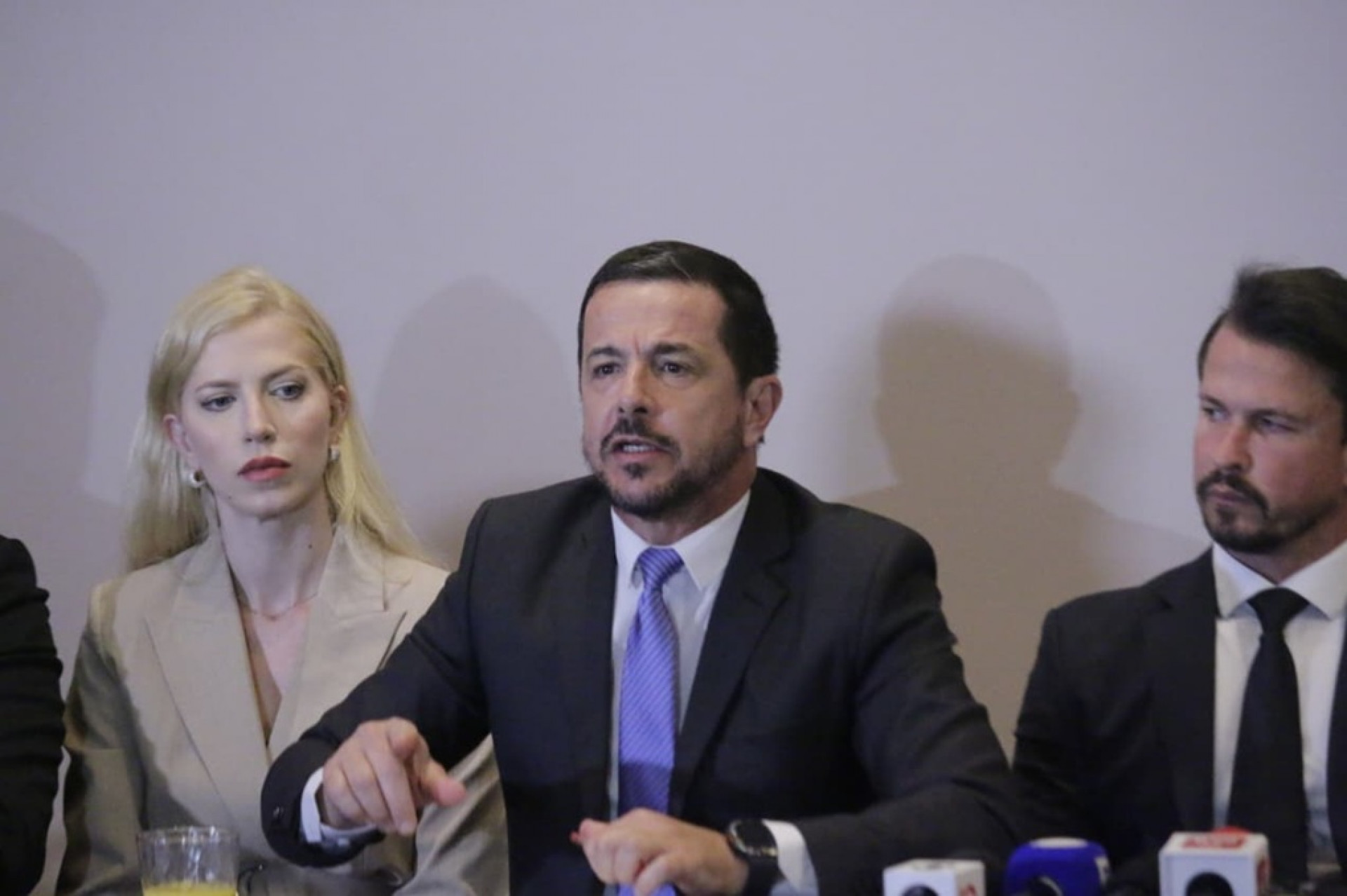 Advogados de defesa do ex-vereador Jairinho, durante coletiva sobre o caso Henry Borel - Carlos Elias/Agência O Dia