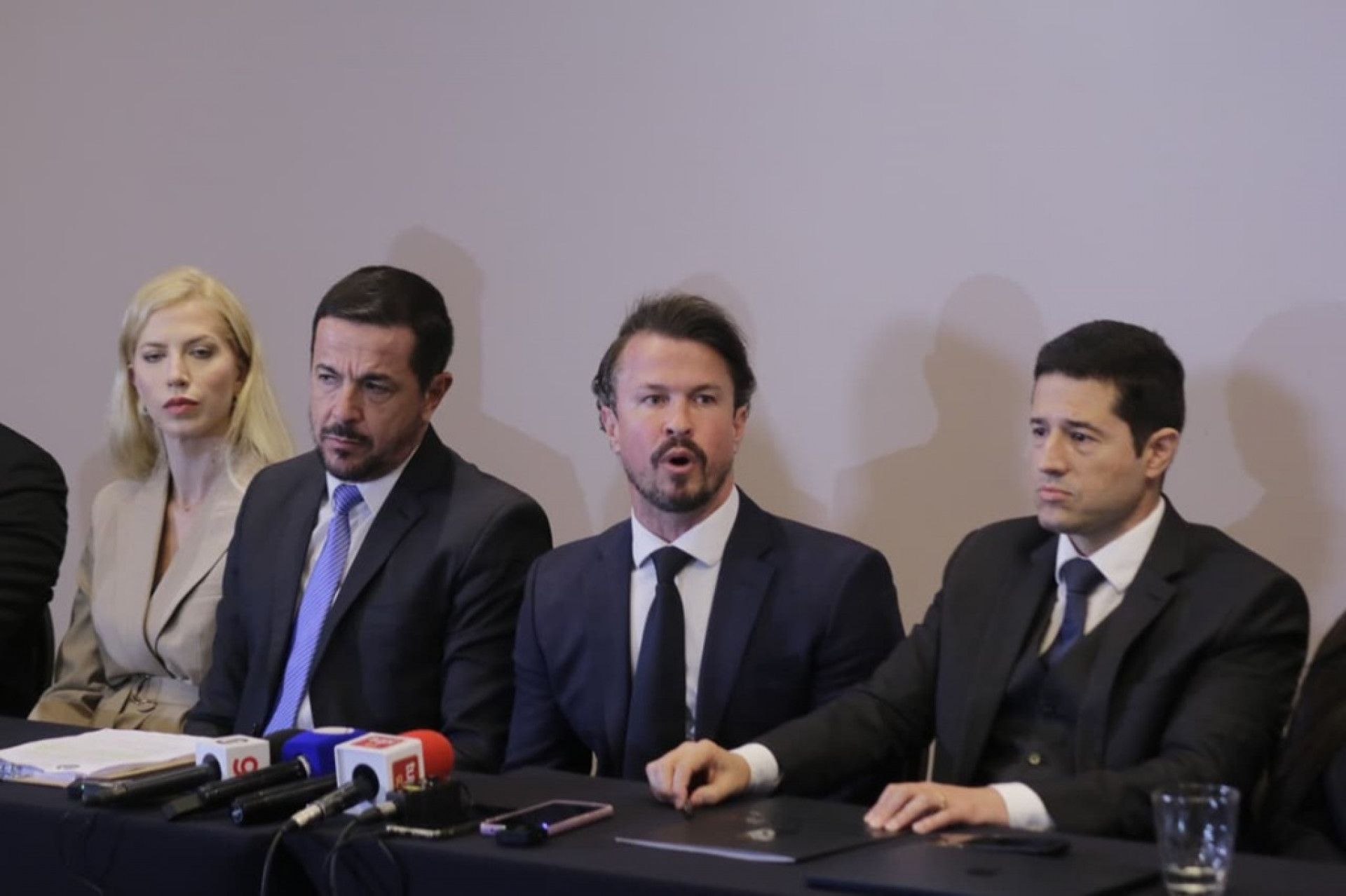 Advogados de defesa do ex-vereador Jairinho, durante coletiva sobre o caso Henry Borel - Carlos Elias/Agência O Dia