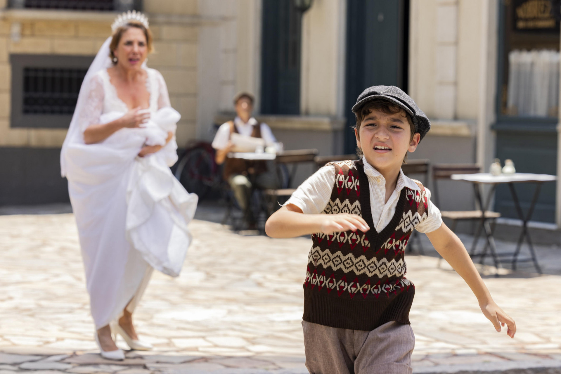 Samir (Davi Malizia) escapa de Zulma (Heloisa Périssé) em 'Êta Mundo Melhor!' - Fabio Rocha / TV Globo