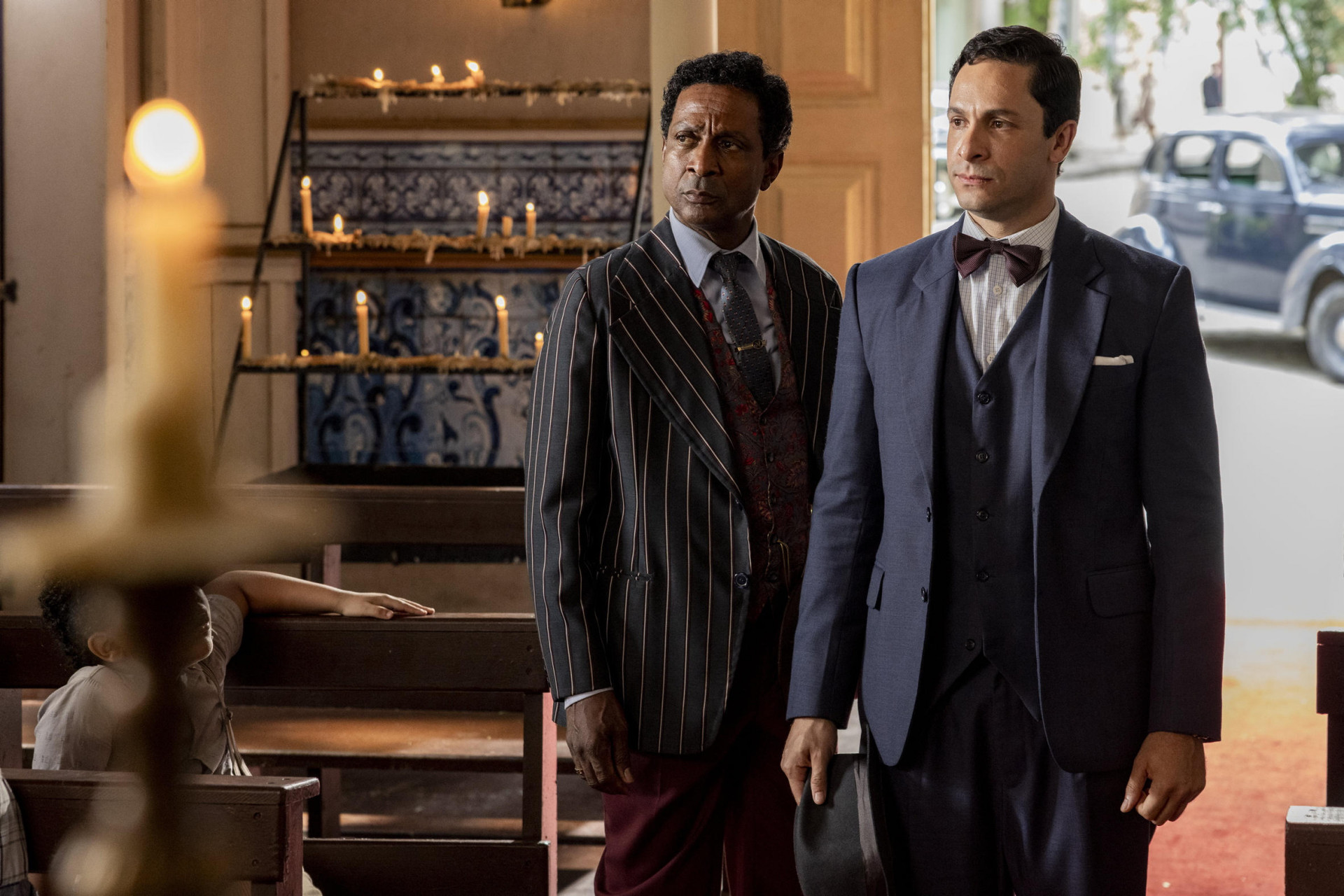 Celso (Rainer Cadete) e Asdrúbal (Luis Miranda) interrompem casamento de Zulma (Heloisa Périssé) e Candinho (Sergio Guizé) em 'Êta Mundo Melhor!' - Fabio Rocha / TV Globo