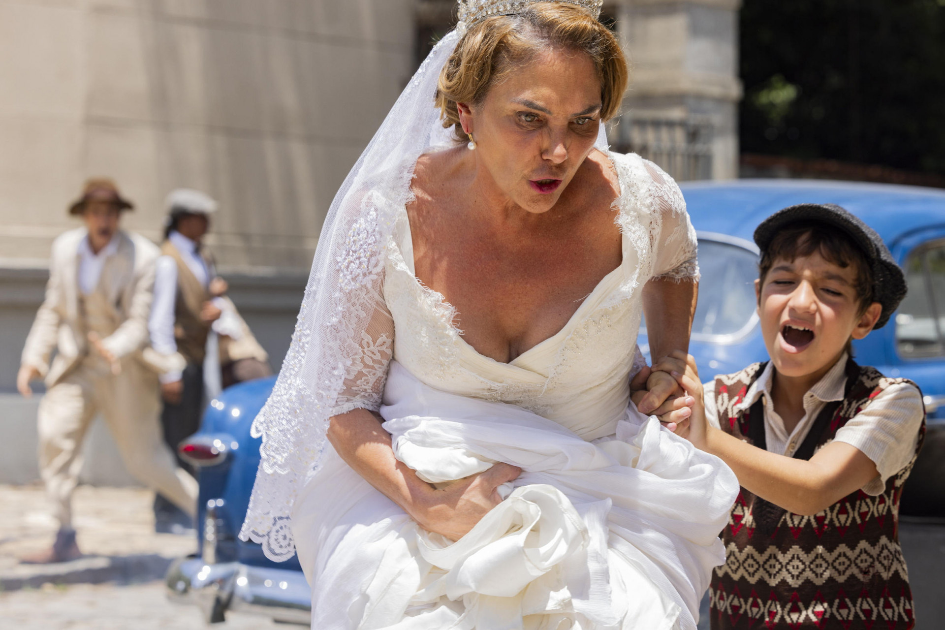 Zulma (Heloisa Périssé) foge com Samir (Davi Malizia) na novela 'Êta Mundo Melhor!' - Fabio Rocha / TV Globo