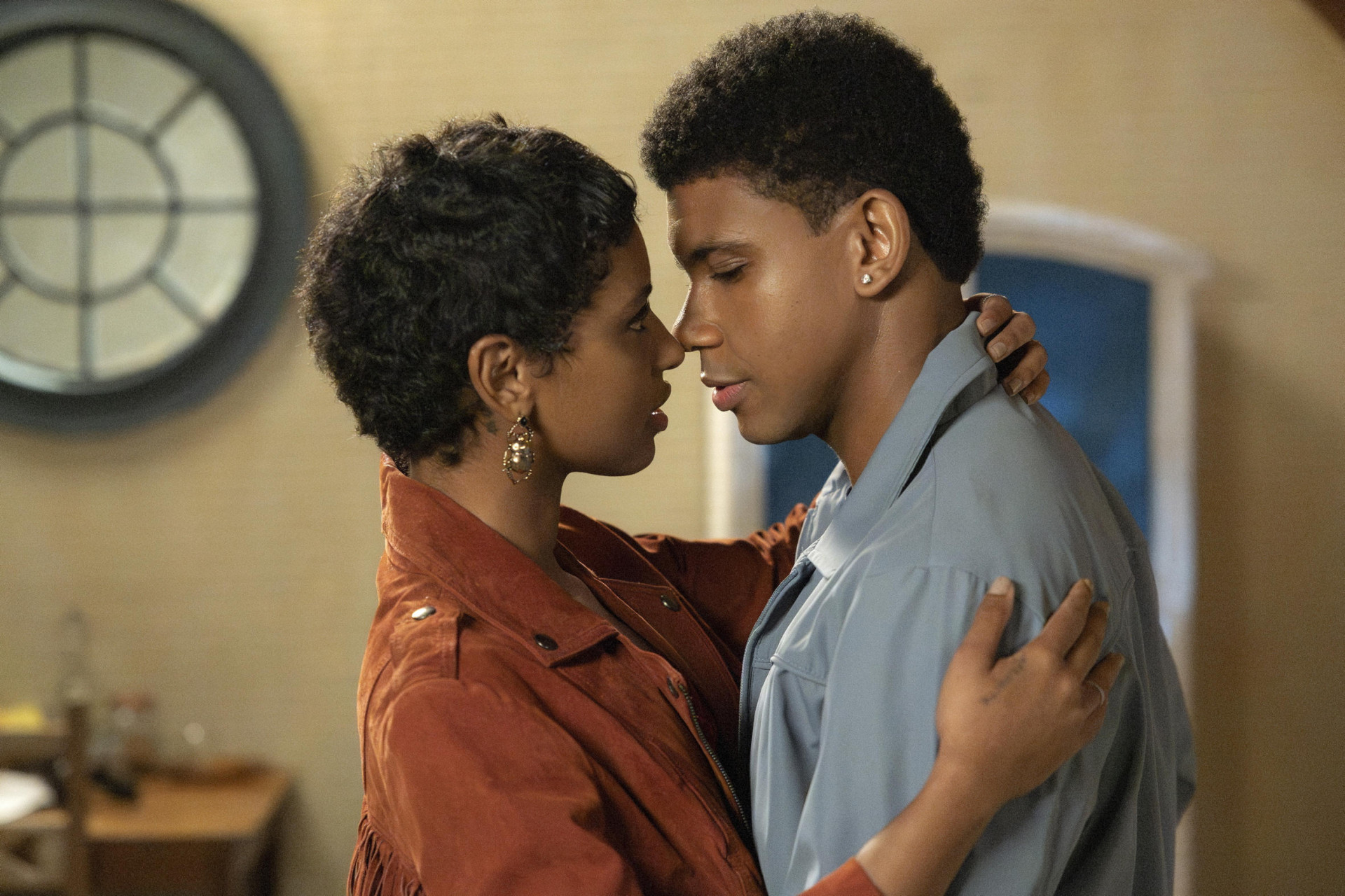 Eduarda (Gabz) e Luan (Lucas Wickhaus) vivem um romance em 'Coração Acelerado' -  Manoella Mello / TV Globo