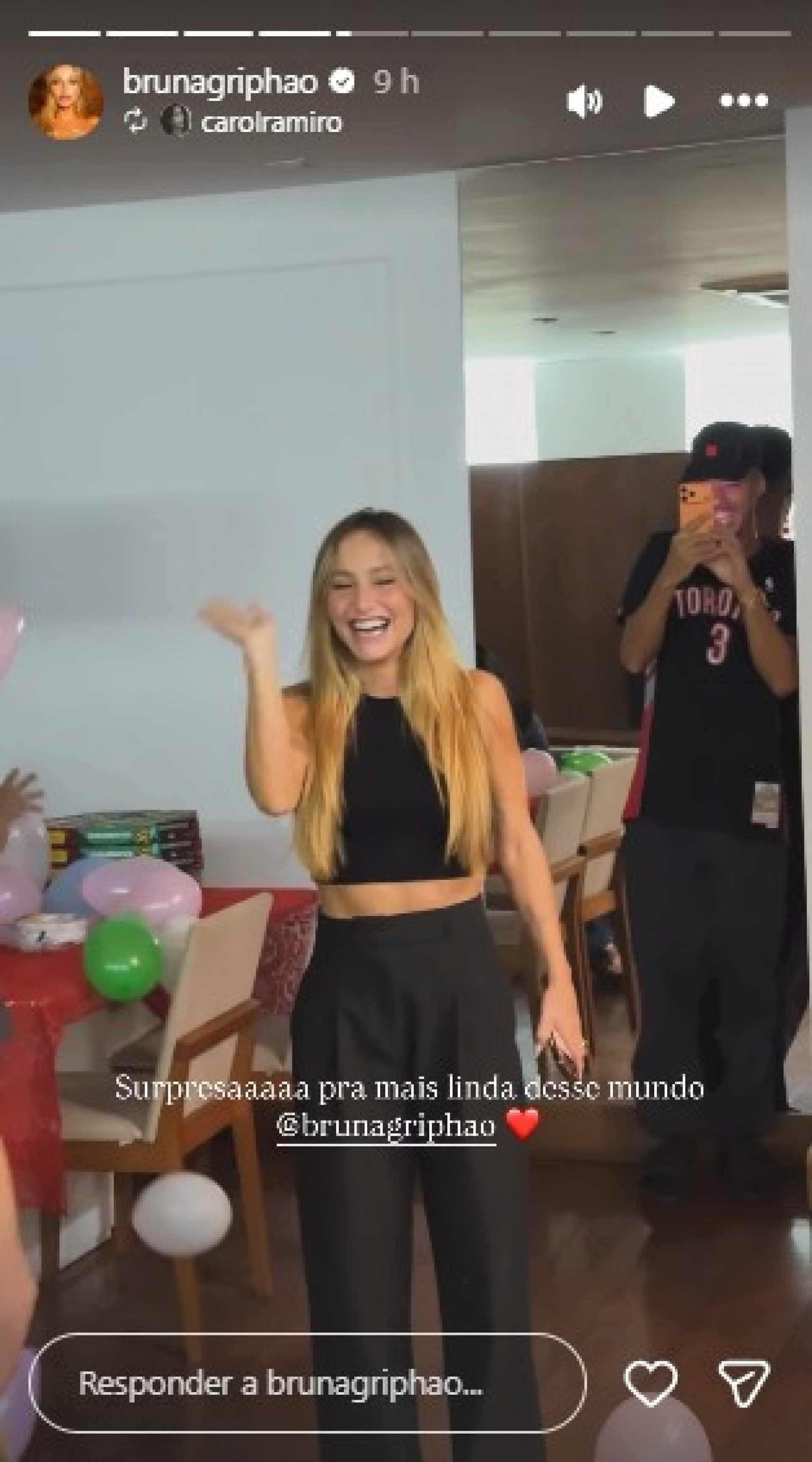 Bruna Griphao completa 27 anos e ganha festinha surpresa - Reprodução de vídeo / Instagram