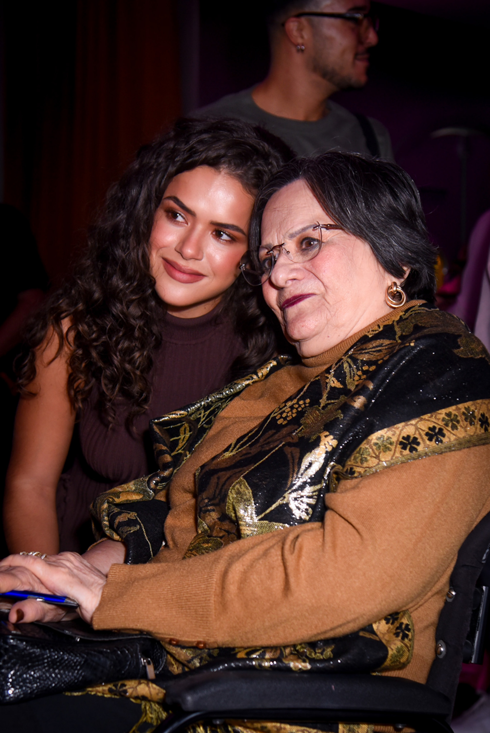 Maisa encontra Maria da Penha em evento e posa para fotos