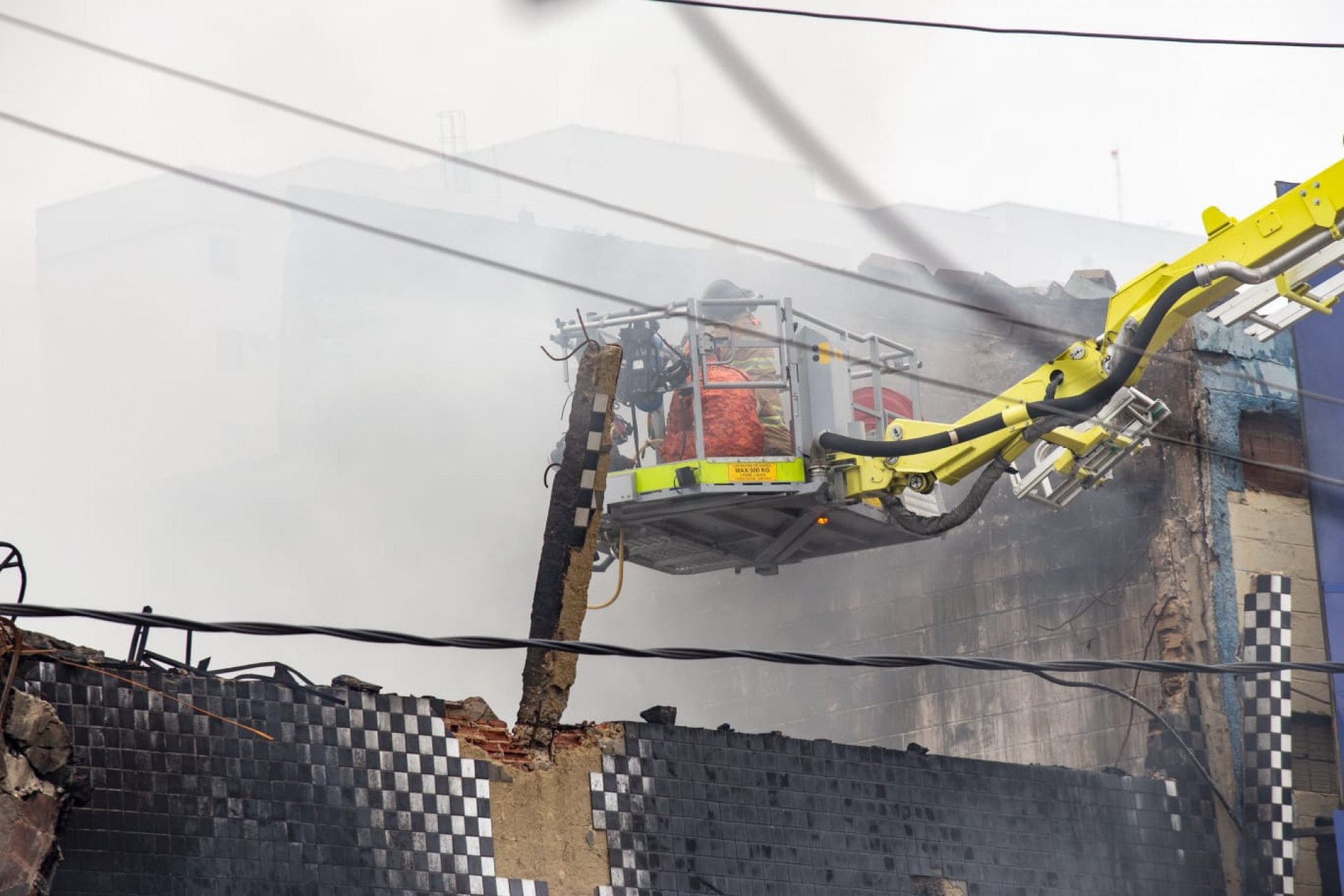Bombeiros fizeram o rescaldo do inc&ecirc;ndio em Ramos, Zona Norte, nesta ter&ccedil;a-feira (10) - &Eacute;rica Martin / Ag&ecirc;ncia O Dia