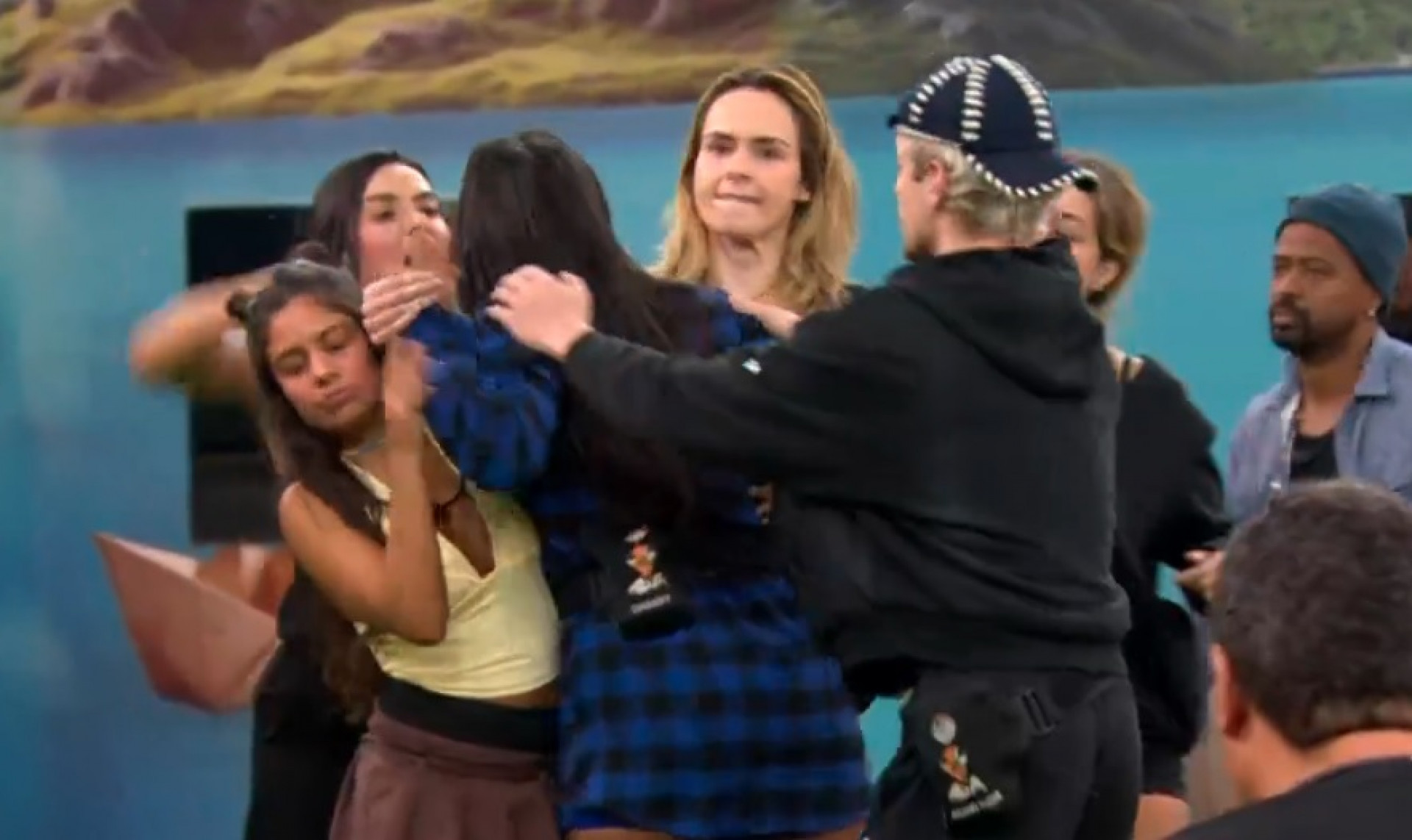 Chaiany e Jordana protagonizam barraco no 'Sincer&atilde;o' e s&atilde;o contidas por participantes