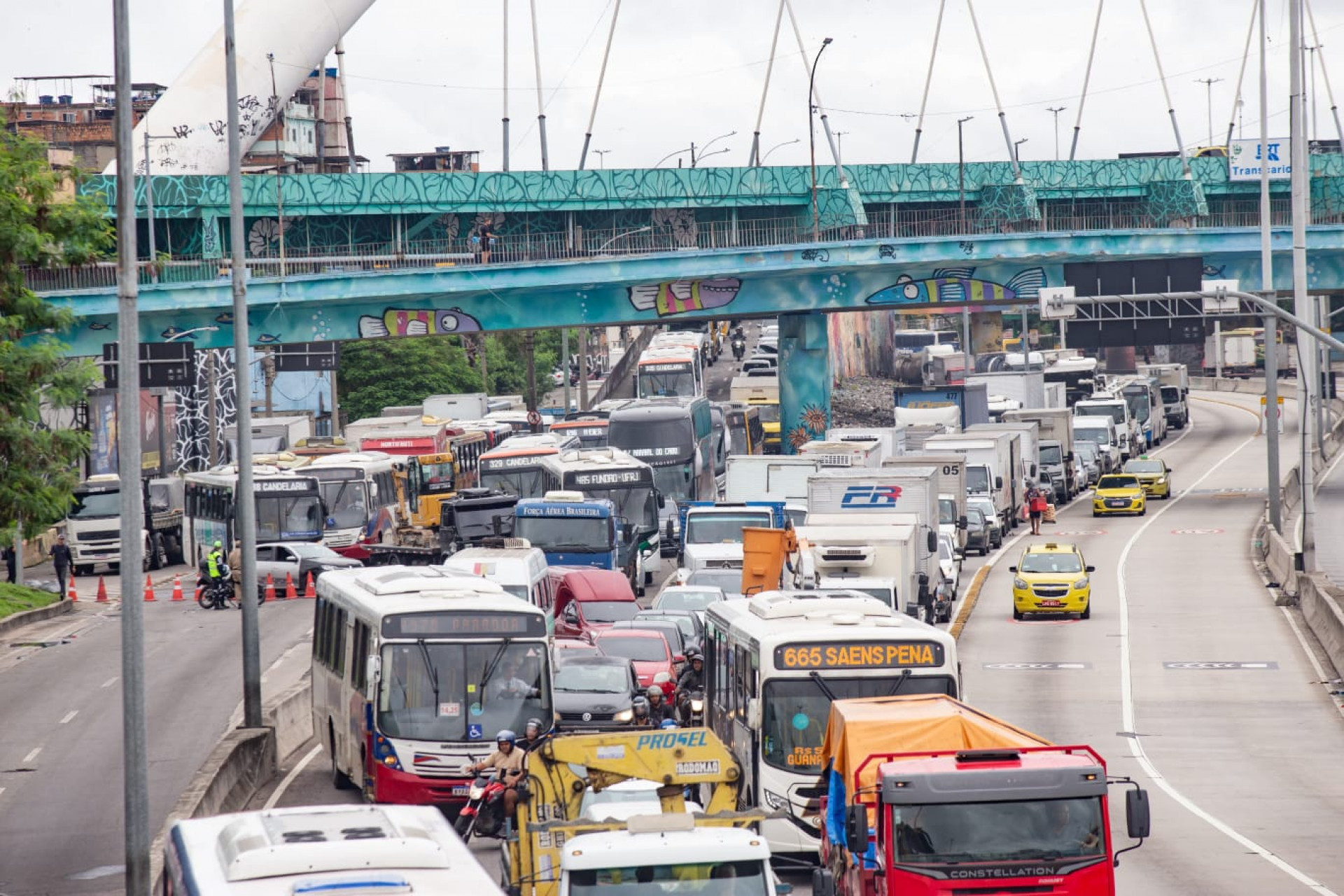 Tombamento da carreta causou congestionamento em diversos pontos da Zona Norte do Rio, nesta terça-feira (10)
 - Érica Martin / Agência O Dia