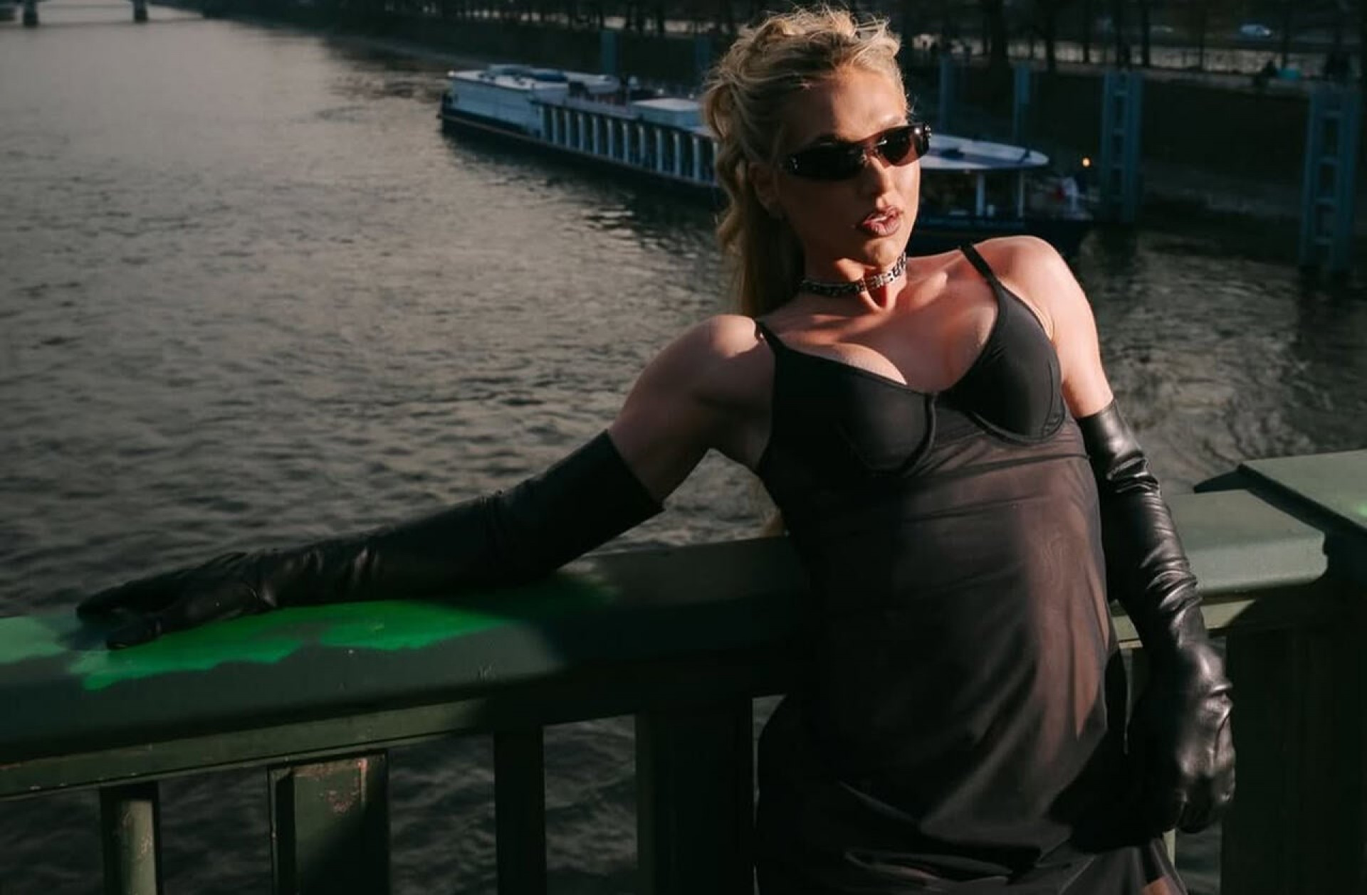 Bastidores exp&otilde;em como Vini Jr estruturou estreia de Virginia na moda internacional