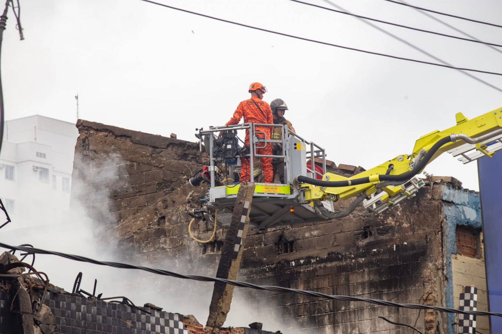 Bombeiros controlaram o incêndio na loja Motocriss, em Ramos - Érica Martin / Agência O Dia