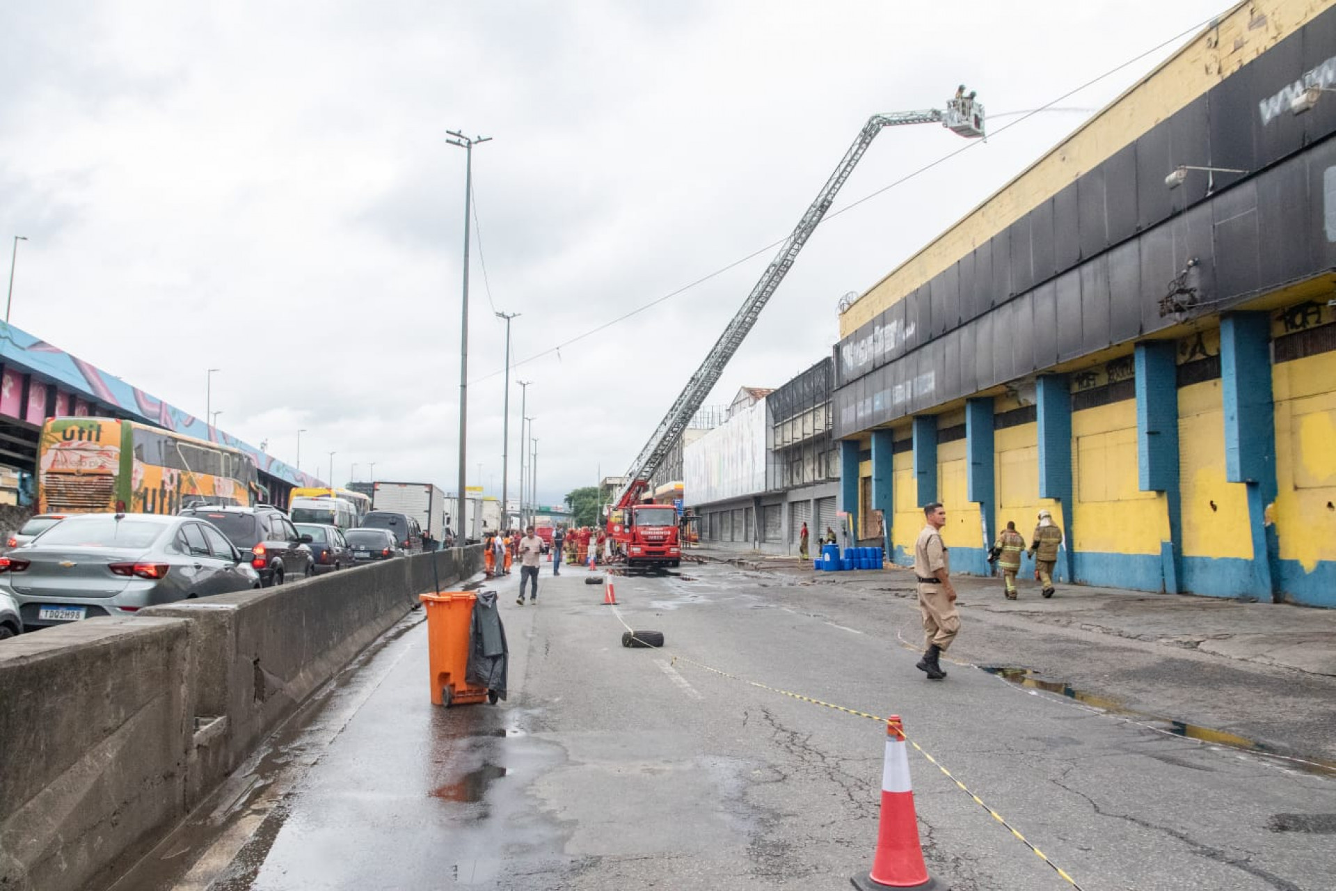 Bombeiros controlaram o incêndio na loja Motocriss, em Ramos - Érica Martin / Agência O Dia