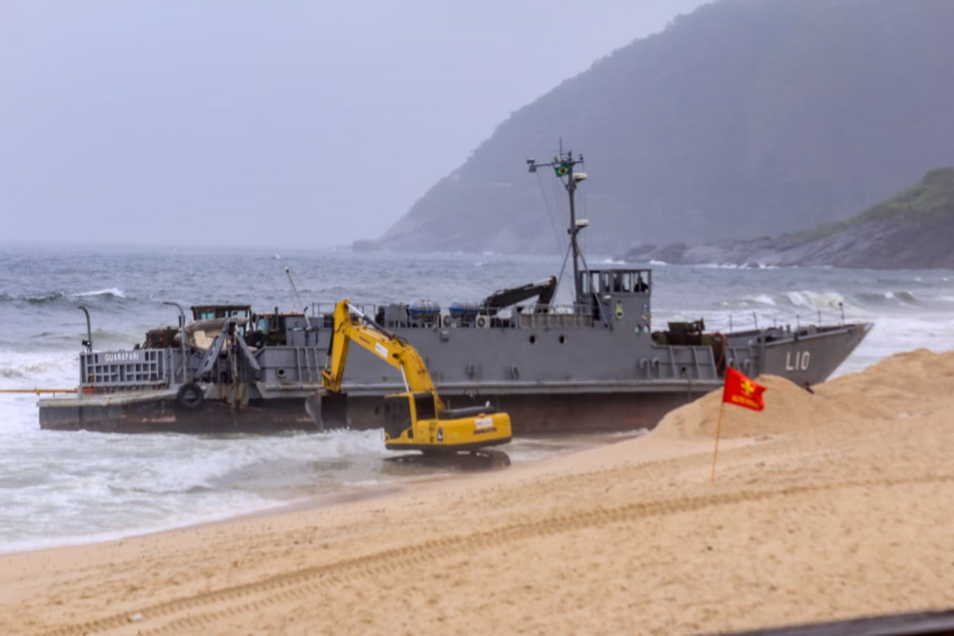 Embarcações da marinha encalham na Praia da Macumba, na Zona Sudoeste - Carlos Elias / Agência O Dia