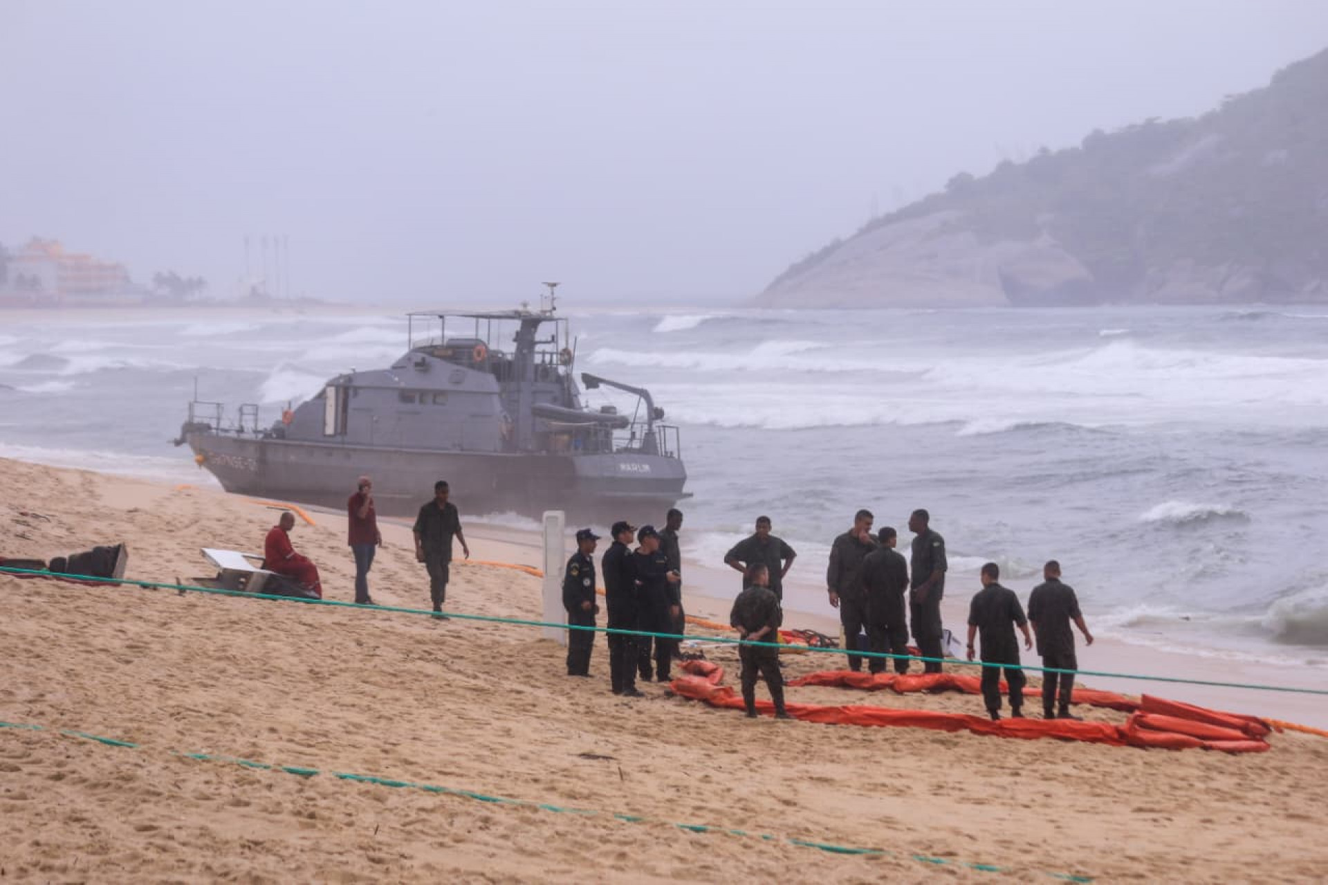 Embarcações da marinha encalham na Praia da Macumba, na Zona Sudoeste - Carlos Elias / Agência O Dia
