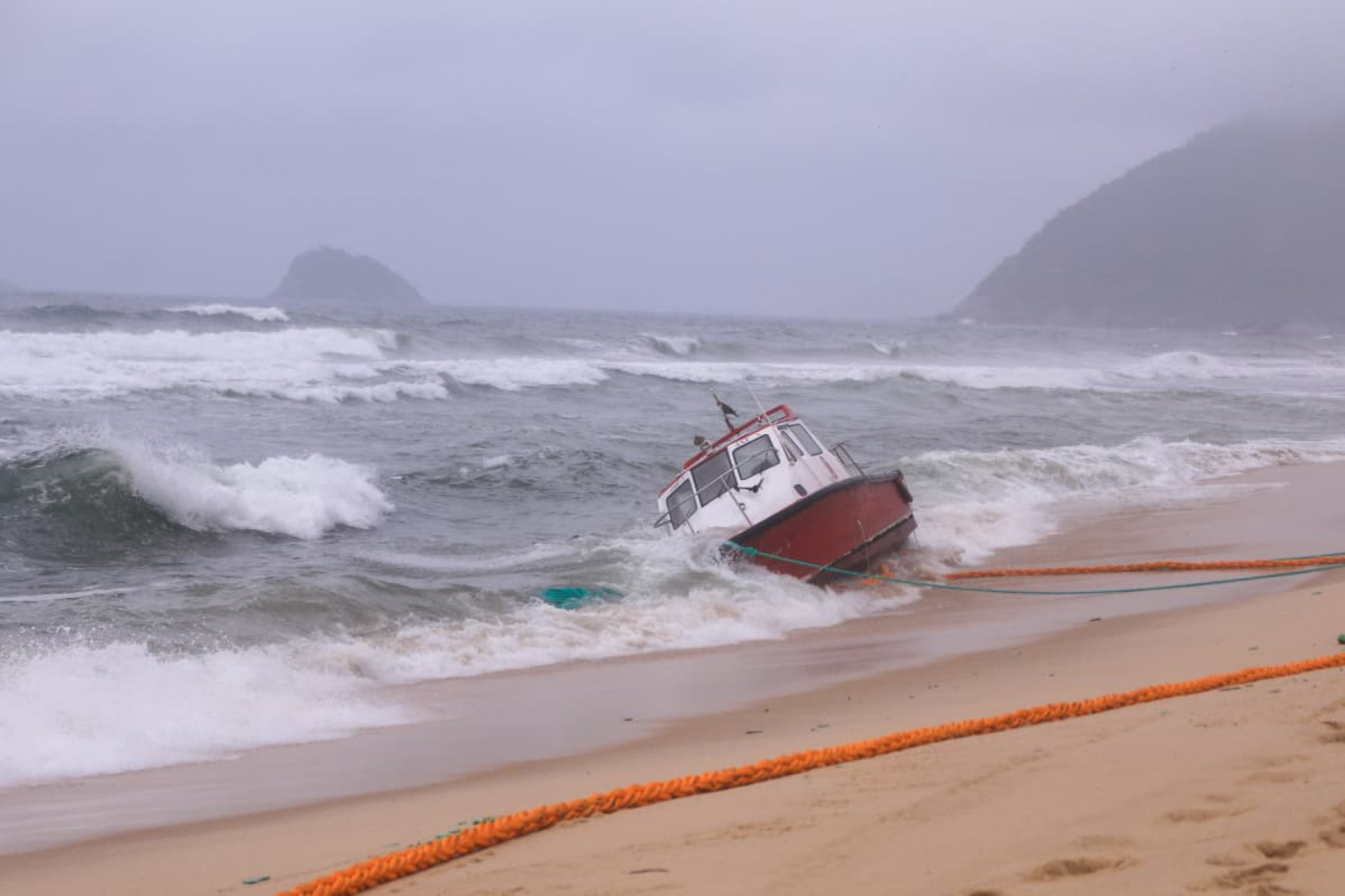 Embarcações da marinha encalham na Praia da Macumba, na Zona Sudoeste - Carlos Elias / Agência O Dia