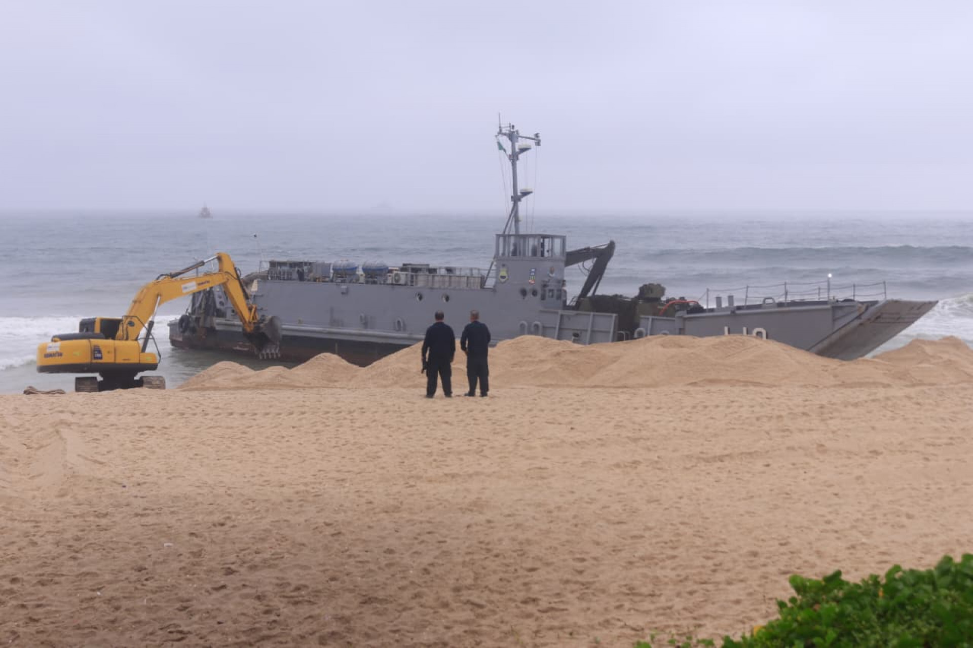 Embarcações da marinha encalham na Praia da Macumba, na Zona Sudoeste - Carlos Elias / Agência O Dia