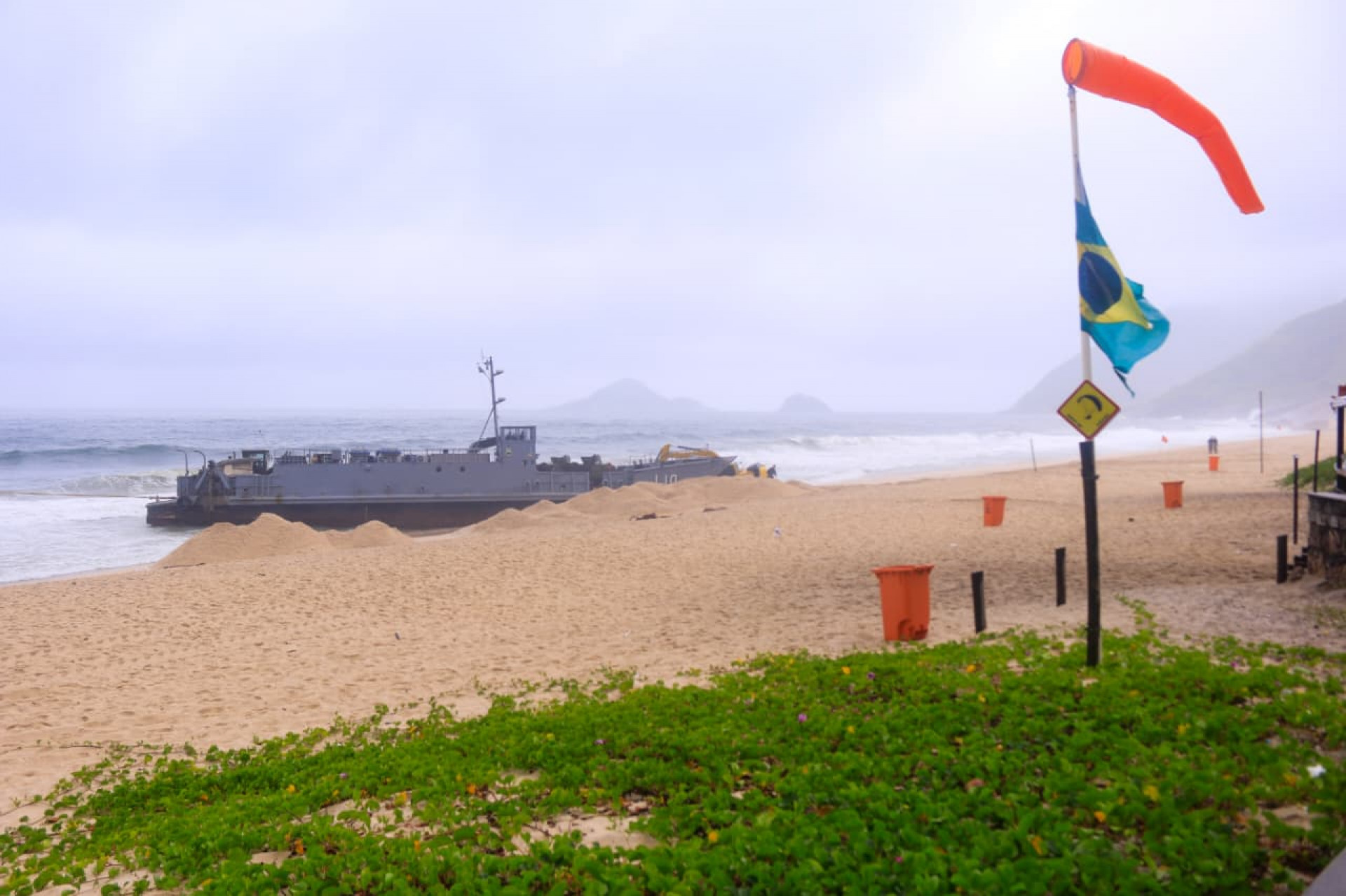 Embarcações da marinha encalham na Praia da Macumba, na Zona Sudoeste - Carlos Elias / Agência O Dia