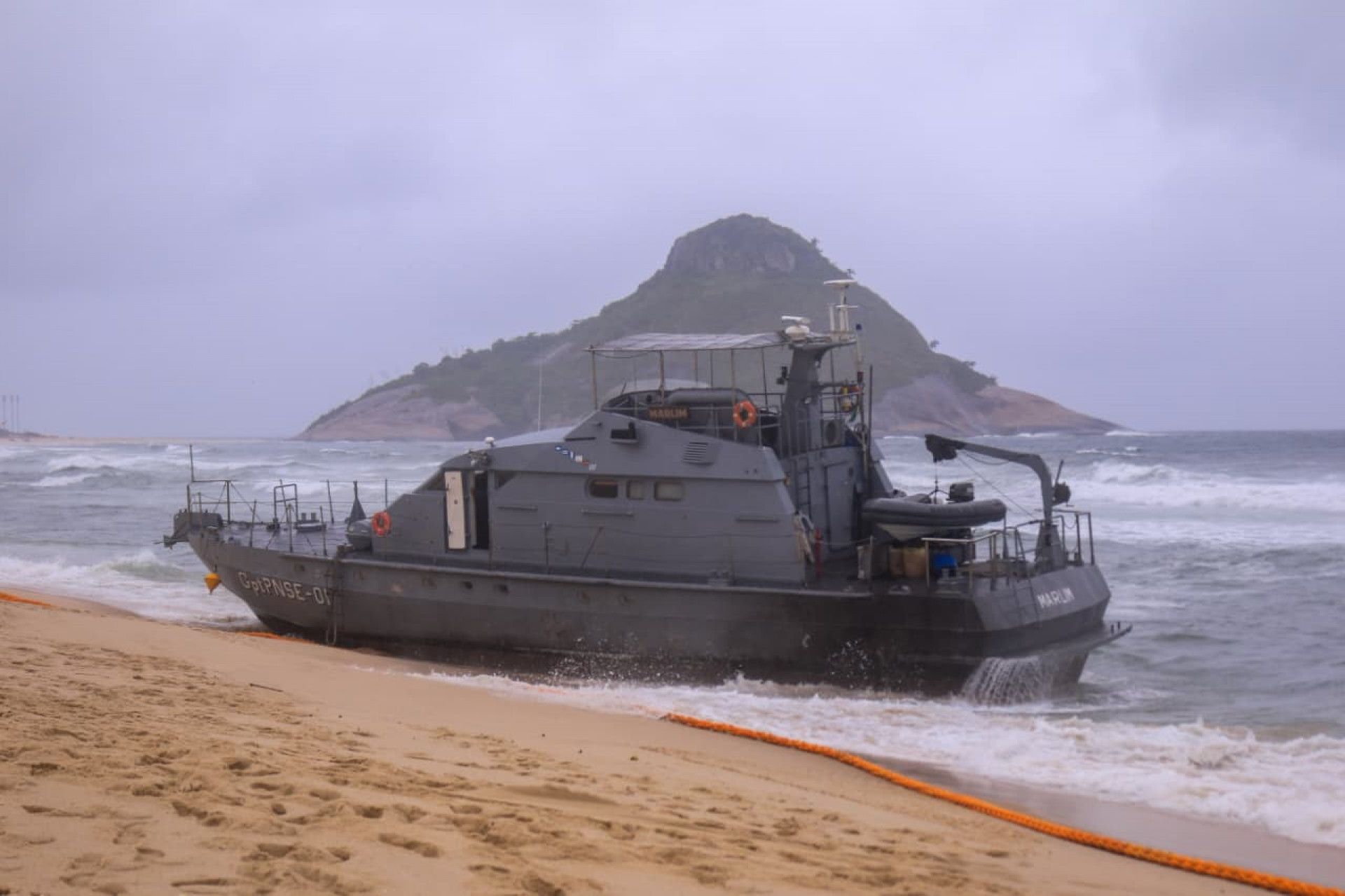 Embarcações da marinha encalham na Praia da Macumba, na Zona Sudoeste - Carlos Elias / Agência O Dia