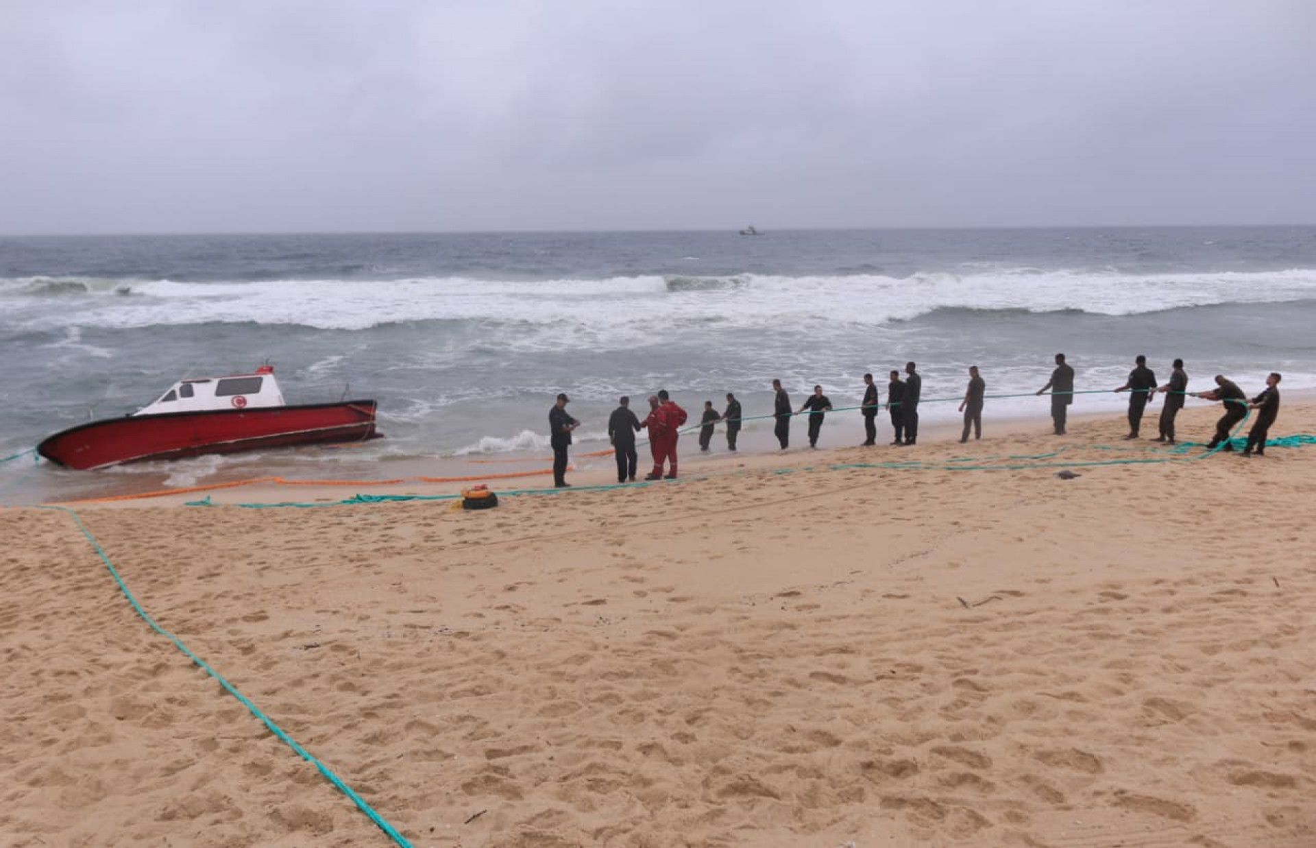 Embarcações da marinha encalham na Praia da Macumba, na Zona Sudoeste - Carlos Elias / Agência O Dia
