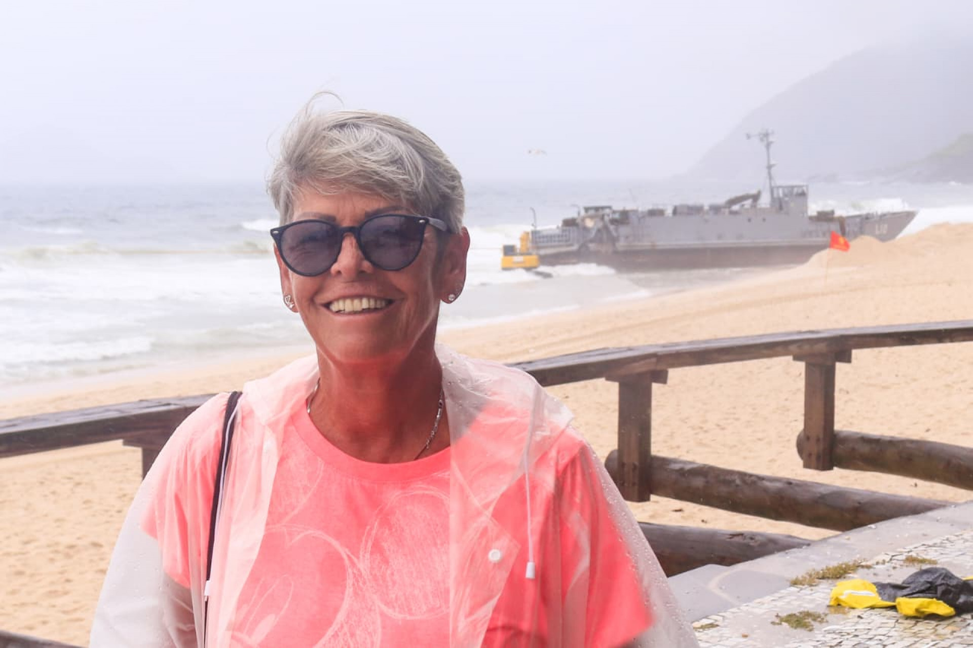 Margareth Kern foi à Praia da Macumba para ver o trabalho dos militares no resgate às embarcações encalhadas - Carlos Elias / Agência O Dia