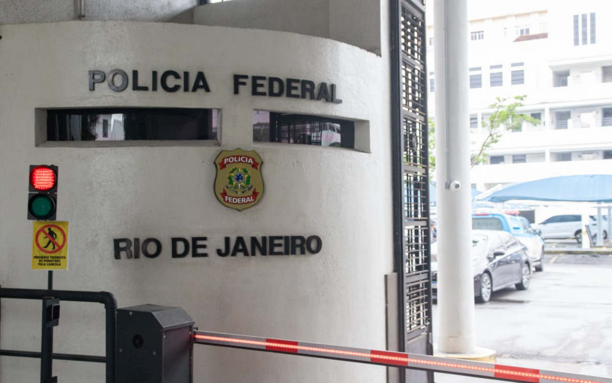 Materiais apreendidos na operação que prendeu sete PMs foi levado até a sede da Polícia Federal - Érica Martin/Agência O DIA