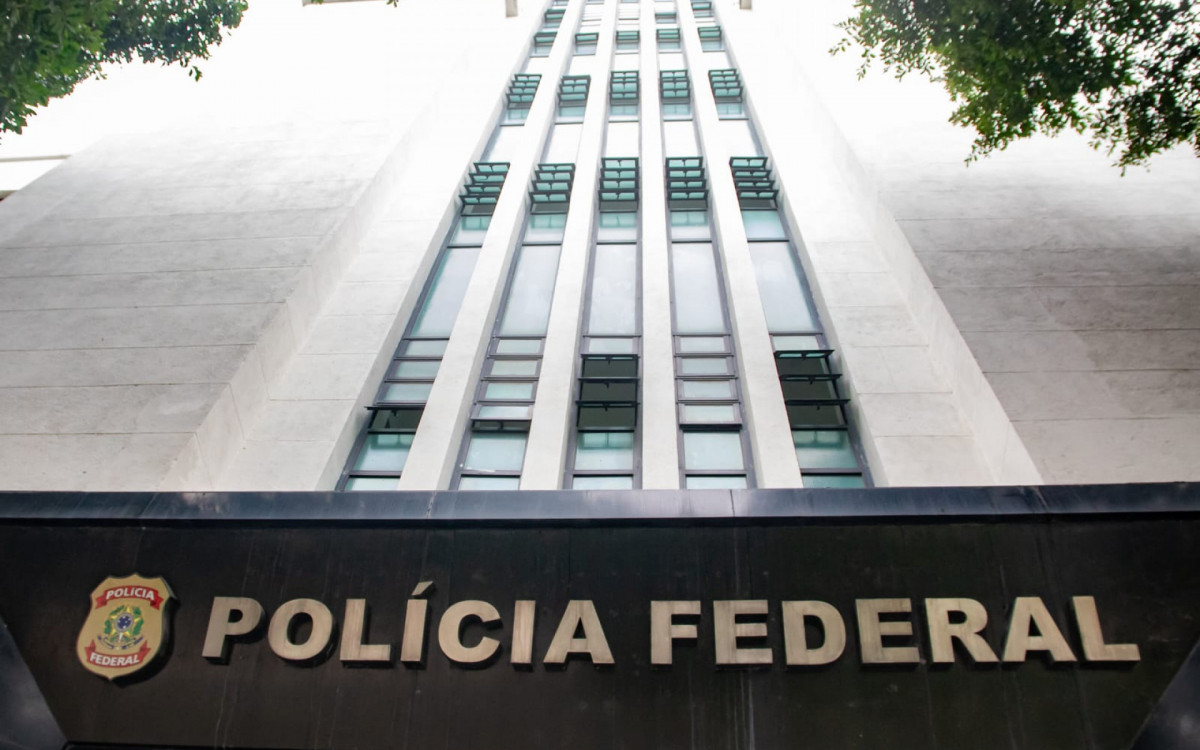 Materiais apreendidos na operação que prendeu sete PMs foi levado até a sede da Polícia Federal - Érica Martin/Agência O DIA