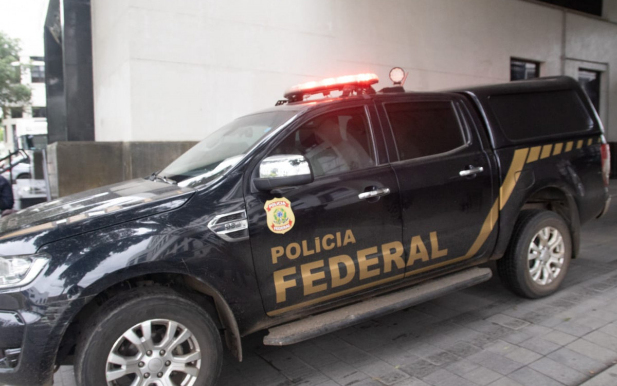 Materiais apreendidos na operação que prendeu sete PMs foi levado até a sede da Polícia Federal - Érica Martin/Agência O DIA