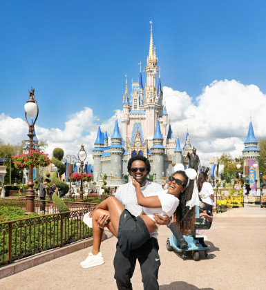 Xande de Pilares pede namorada em casamento durante viagem à Disney