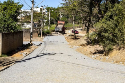 Obras alteram trânsito em rua movimentada da Granja dos Cavaleiros