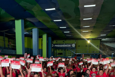 Projeto social diploma 550 mulheres em curso de beleza na Rocinha