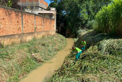 Prefeitura de Três Rios dá continuidade à limpeza de córregos pela cidade