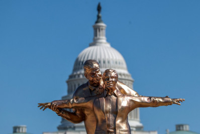 Estátua de Trump e Epstein em pose de ‘Titanic’ é instalada nos EUA