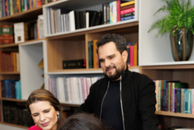 Aos 16 anos, filha de Luciano Camargo publica primeiro livro e celebra com os pais