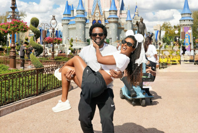 Xande de Pilares pede namorada em casamento durante viagem à Disney