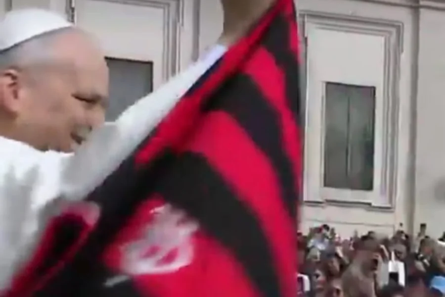Papa Leão XIV pega camisa do Flamengo em audiência no Vaticano