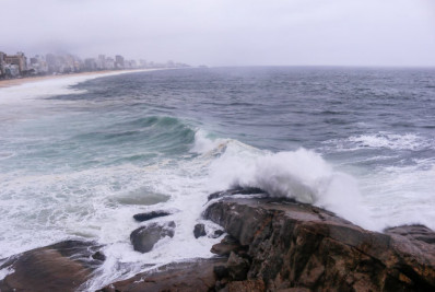 Fotos! Ressaca com ondas de até 2 metros interdita Ciclovia Tim Maia