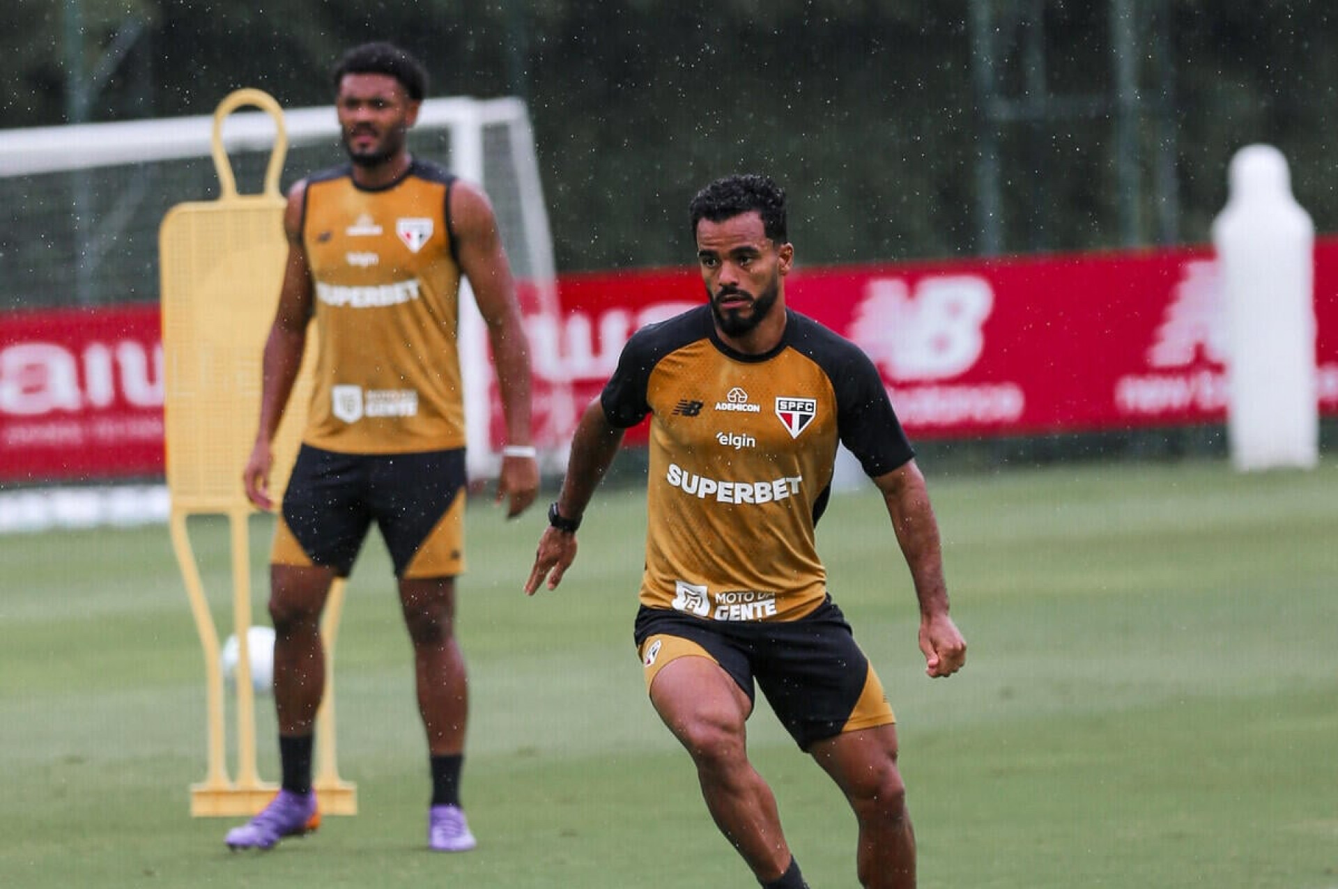Roger comanda segundo treino no S&atilde;o Paulo de olho na Chapecoense; veja escala&ccedil;&atilde;o
