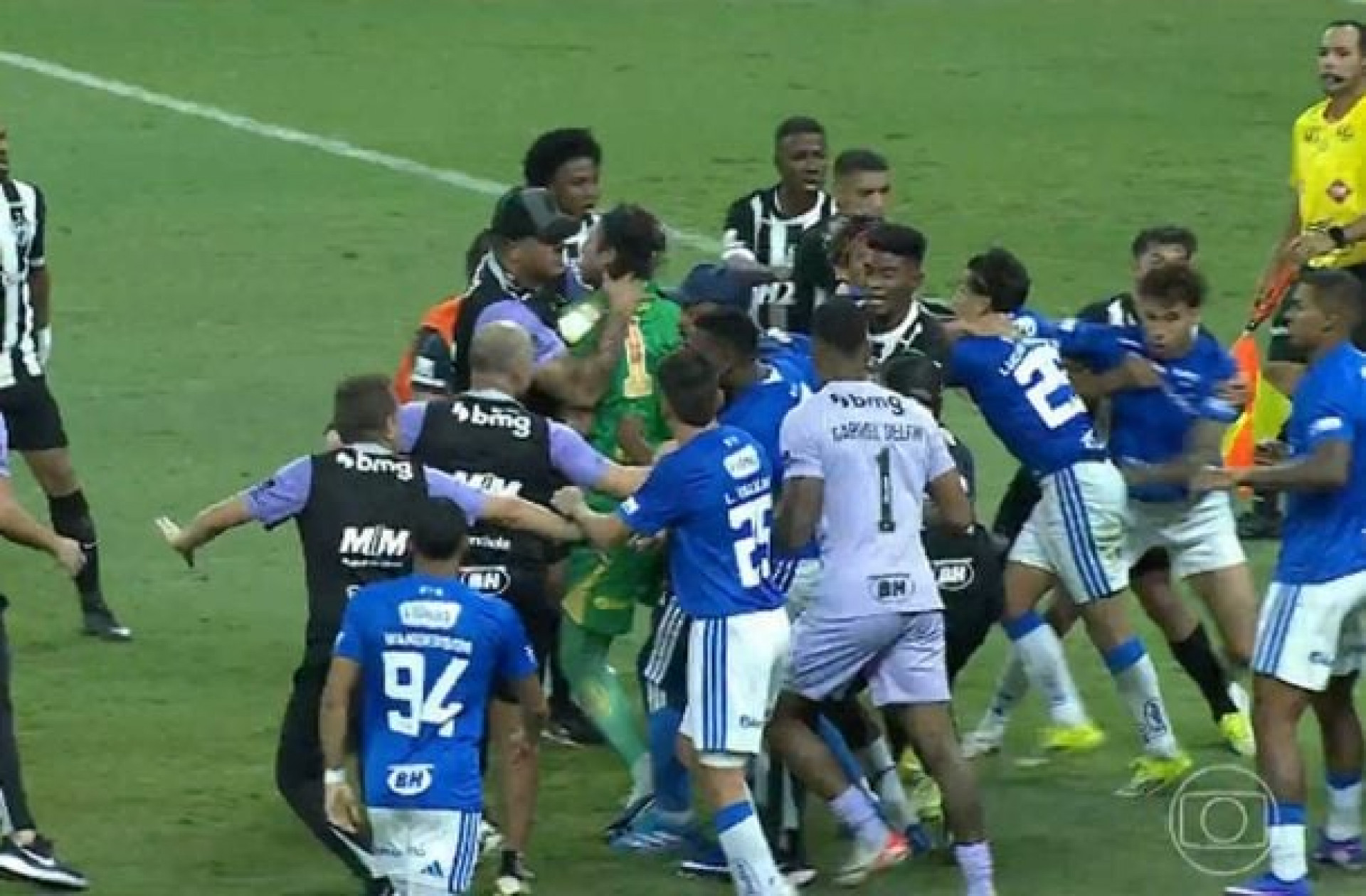 Betinho Marques: O Galo, uma caixa de sapato, um quadro na parede