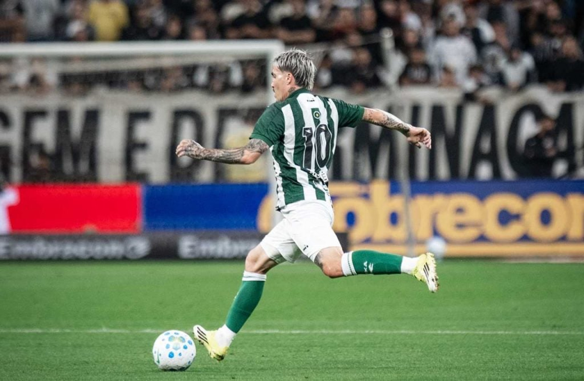 Corinthians sofre na bola a&eacute;rea e perde para o Coritiba