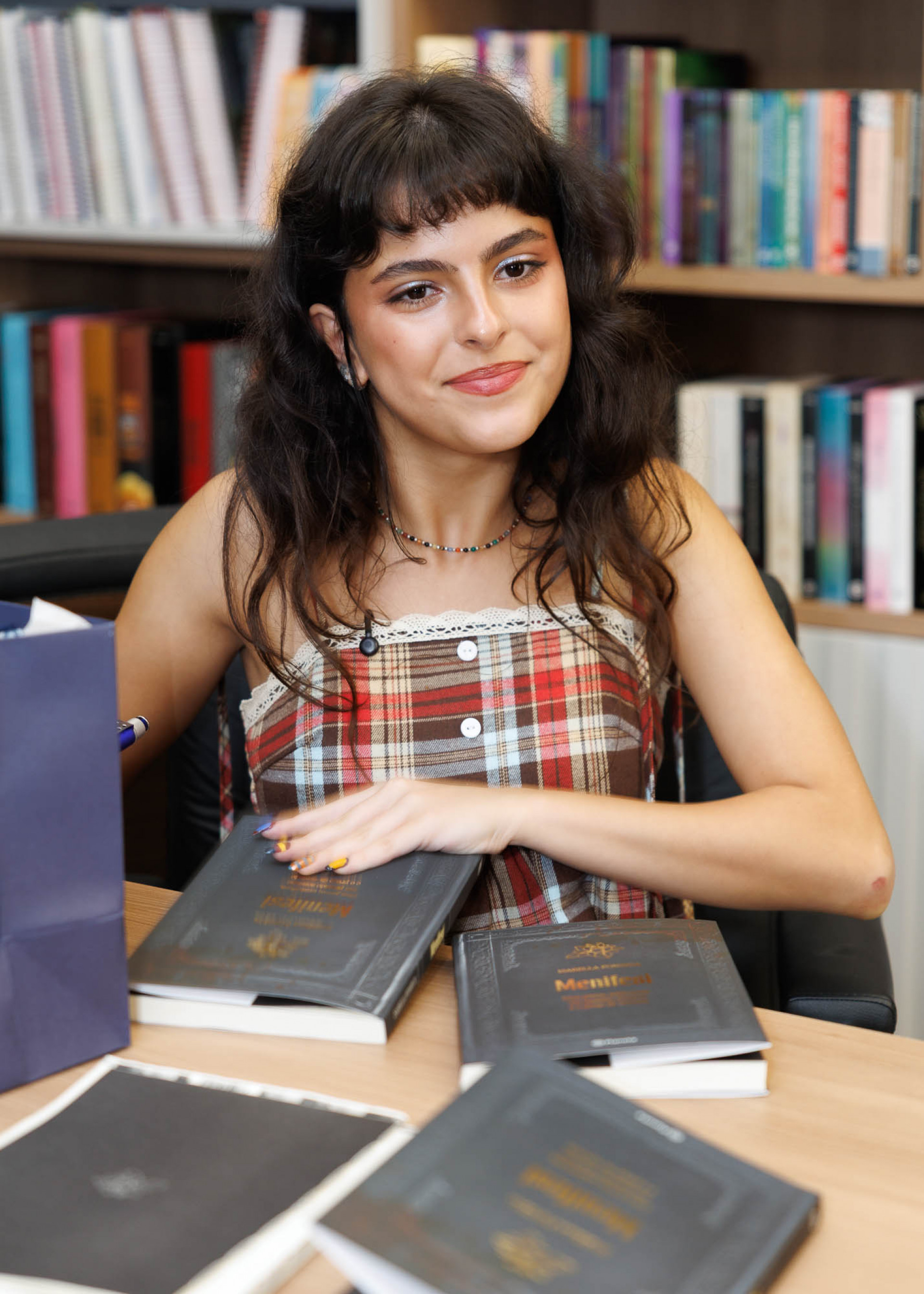 Aos 16 anos, filha de Luciano Camargo publica primeiro livro e celebra com os pais - Manuela Scarpa/Brazil News