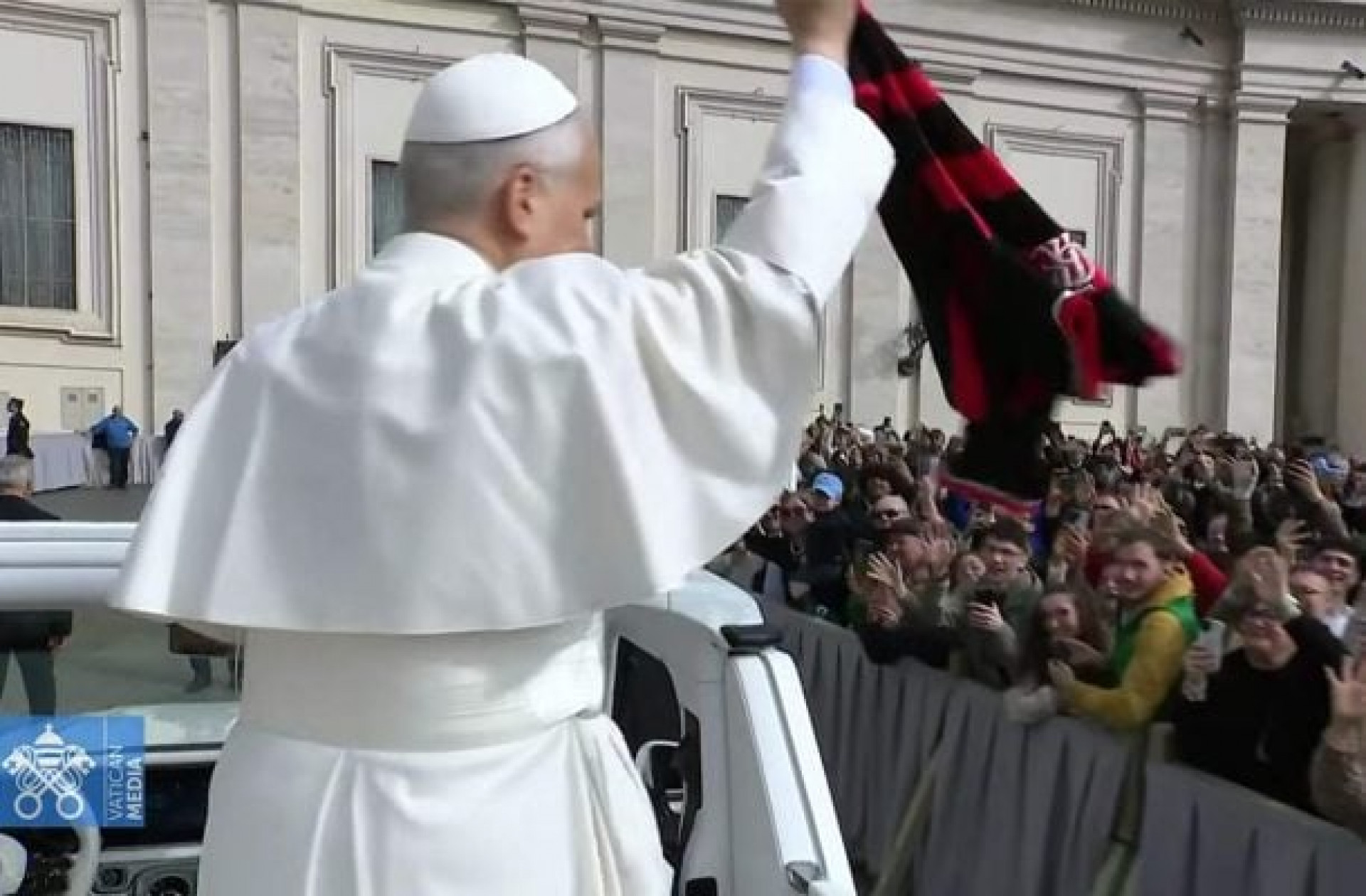 V&iacute;deo! Papa Le&atilde;o XIV viraliza com camisa do Flamengo durante audi&ecirc;ncia no Vaticano