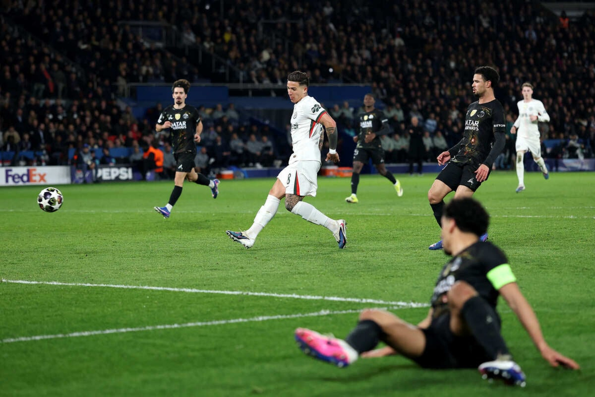 Em joga&ccedil;o de sete gols, PSG goleia o Chelsea e abre boa vantagem na Champions