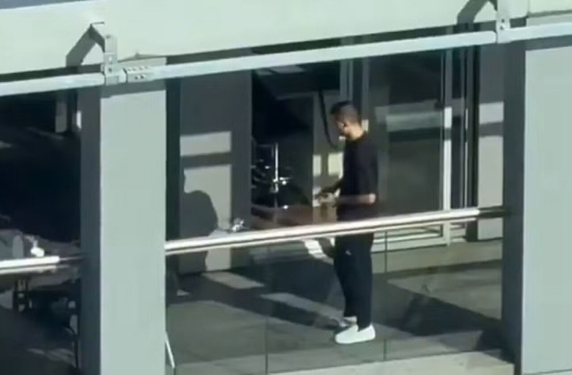 Vizinhos denunciam Rodri por uso de drones e invas&atilde;o de privacidade