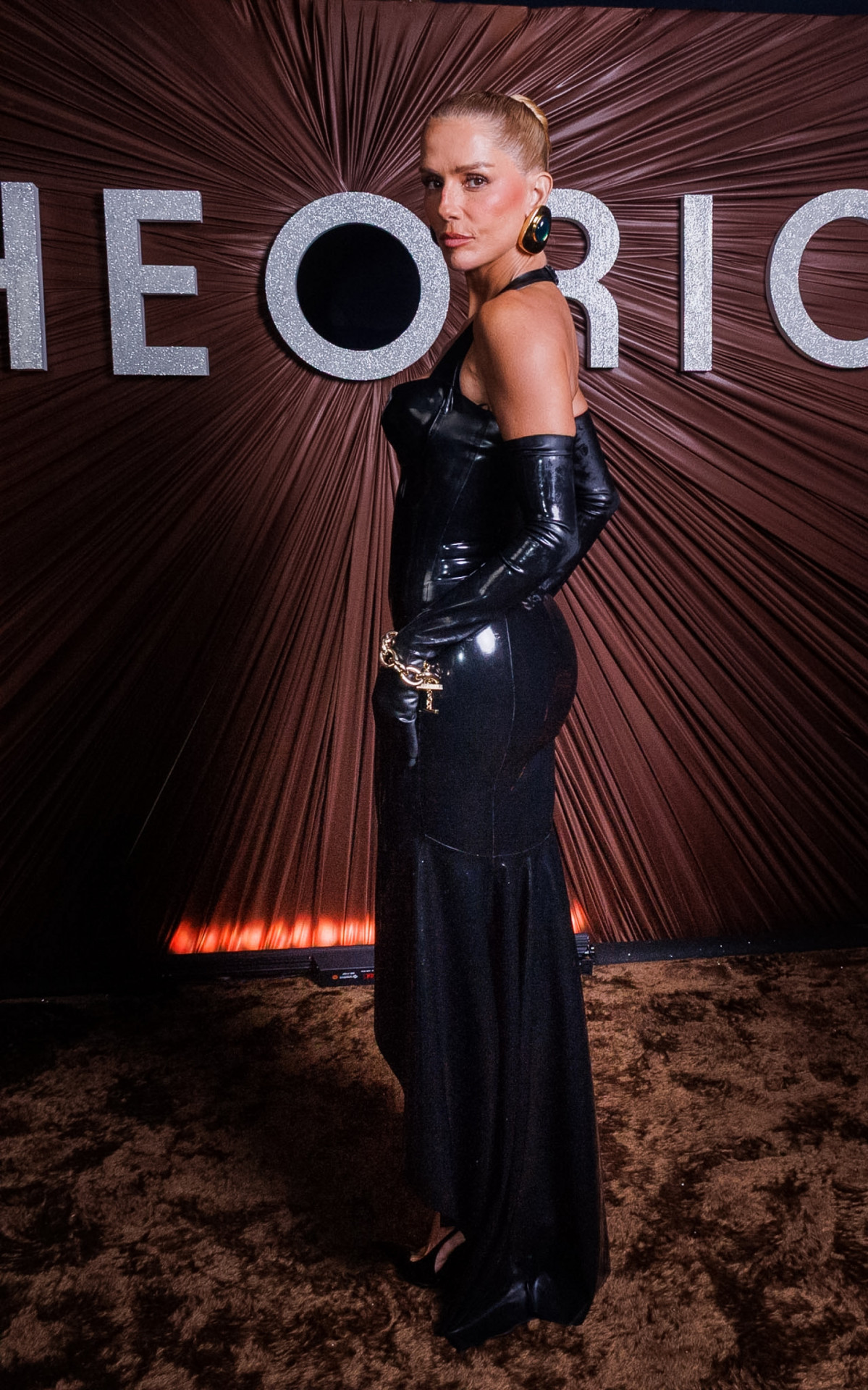 Deborah Secco exibe curvas em vestido justo