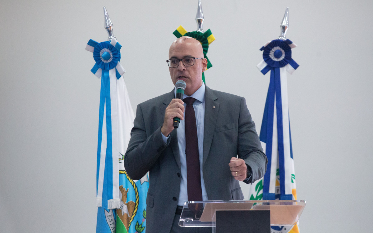 Governador Carlos realiza na CIDPOL uma série de entregas para reforçar o trabalho da secretaria do estado de polícia Civil entre elas as questões as entregas de 65 novas viaturas o lançamento da delegacia de Atendimento à mulher DEAM digital e a criação de grande flagrante digital e a mobilização das estruturas de treinamento de Policiais Civis. Nesta quinta-feira (12). 