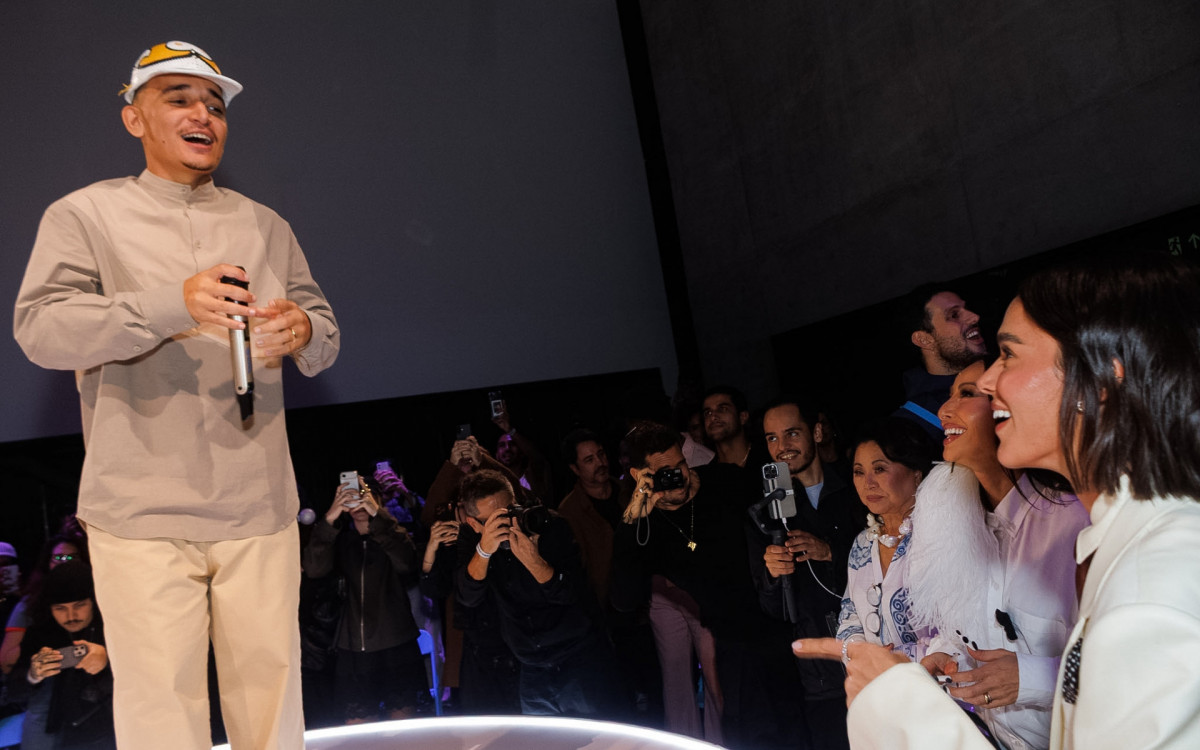 Bruna Marquezine assiste ao show de João Gomes