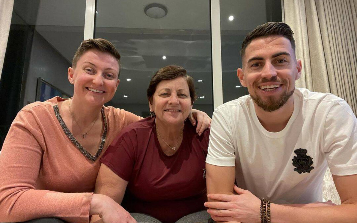 Jorginho ao lado de sua mãe (centro) e sua irmã (esquerda)