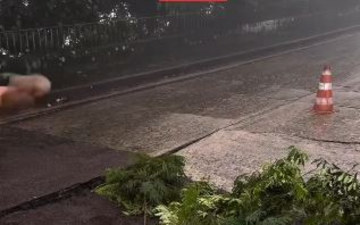 Trecho sofreu afundamento na pista - Rede Social