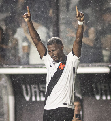 No primeiro jogo com Renato, Vasco vence o Palmeiras e deixa o Z-4