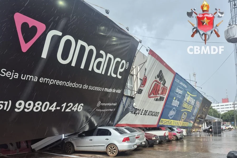 Fachada de comércio desaba durante chuva e atinge sete carros no DF