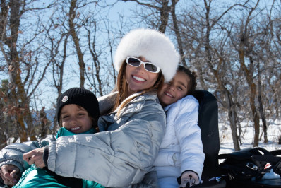Filha de Alok e Romana Novais surge esquiando durante viagem