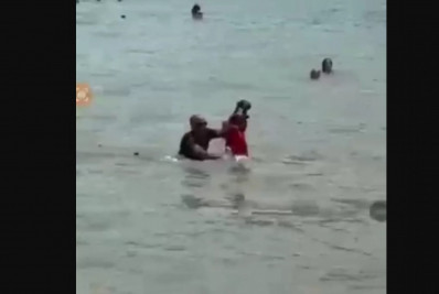 Vendedor de queijo é detido pela fiscalização na Praia do Forno, em Búzios